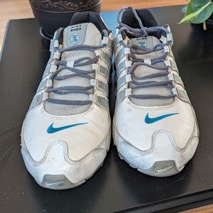NIKE SHOX SIZE 11 WHITE AND TEAL